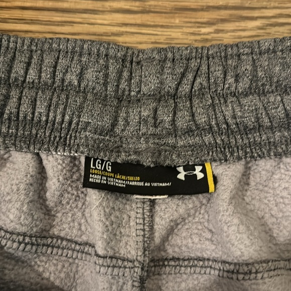 LIKE NEW! Mens Under Armour NDSU sweatpants- size Large - Picture 4 of 6